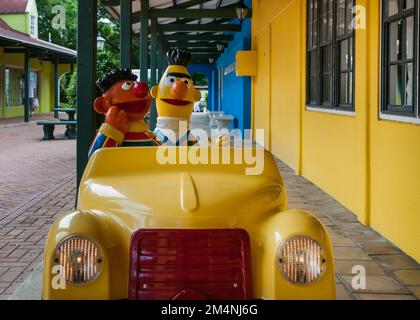 WILLEMSTAD, CURACAO - 21 NOVEMBRE 2008: Una macchina gialla per l'intrattenimento dei bambini piccoli e con i muppets Bert ed Ernie di Sesame Street stand o Foto Stock