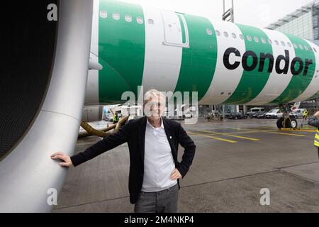 22 dicembre 2022, Hessen, Francoforte sul meno: Ralf Teckentrup, amministratore delegato della compagnia aerea Condor, si trova di fronte al nuovo Airbus A330 Neo presso l'aeroporto di Francoforte. Foto: Helmut Fricke/dpa Foto Stock