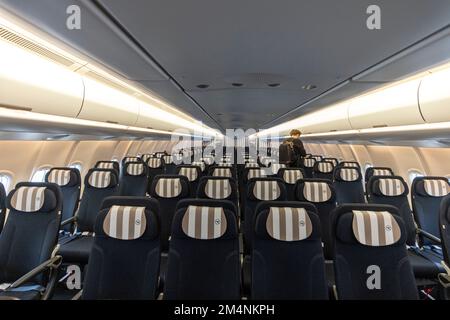 22 dicembre 2022, Hessen, Francoforte sul meno: All'aeroporto di Francoforte viene presentato il nuovo aeromobile della società Condor, l'Airbus A330 Neo nel suo look a righe, visibile anche in cabina. Foto: Helmut Fricke/dpa Foto Stock