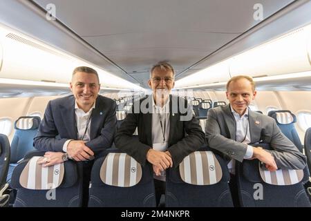 22 dicembre 2022, Hessen, Francoforte sul meno: Ralf Teckentrup (m.), amministratore delegato di Condor, Björn Walter (r), CFO di Condor, e Christian Schmitt, Direttore operativo di Condor, nel nuovo Airbus A330 Neo all'aeroporto di Francoforte. Foto: Helmut Fricke/dpa Foto Stock