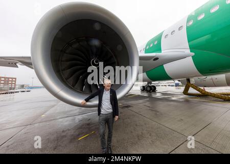 22 dicembre 2022, Hessen, Francoforte sul meno: Ralf Teckentrup, amministratore delegato della compagnia aerea Condor, si trova di fronte al nuovo Airbus A330 Neo presso l'aeroporto di Francoforte. Foto: Helmut Fricke/dpa Foto Stock