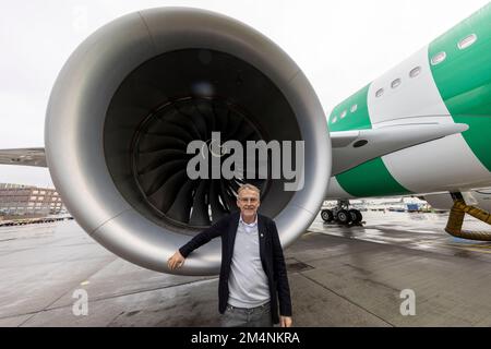 22 dicembre 2022, Hessen, Francoforte sul meno: Ralf Teckentrup, amministratore delegato della compagnia aerea Condor, si trova di fronte al nuovo Airbus A330 Neo presso l'aeroporto di Francoforte. Foto: Helmut Fricke/dpa Foto Stock