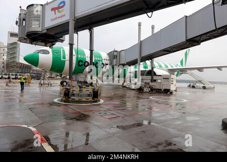 22 dicembre 2022, Hessen, Francoforte sul meno: Il nuovo aeromobile di Condor, l'Airbus A330 Neo nella livrea a strisce, viene presentato all'aeroporto di Francoforte. Foto: Helmut Fricke/dpa Foto Stock