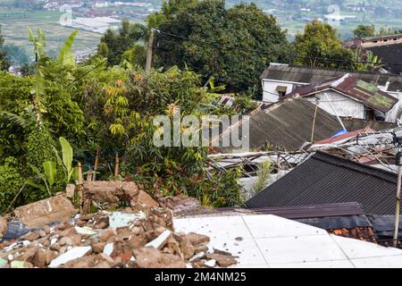 Le rovine di edifici danneggiati dopo il terremoto nella città di Cianjur. Bogor, Indonesia, 22 dicembre 2022 Foto Stock