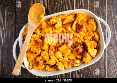 Pane strappato mescolato con purea di zucca per fare il toast francese di zucca casseruola: Preparazione della zucca toast francese prima colazione casseruola Foto Stock