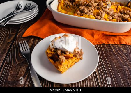 Casseruola di toast alla zucca con panna montata: Fetta di zucca casseruola di toast alla francese servita su un piatto Foto Stock