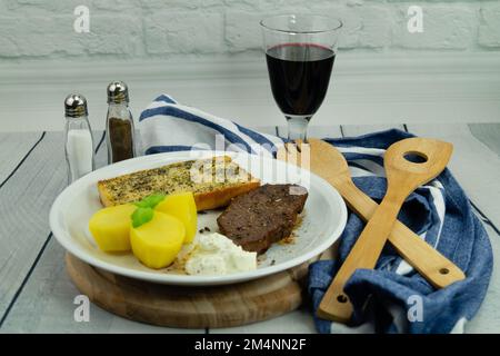 una bistecca di manzo appena fritta dalla padella con ingredienti deliziosi Foto Stock