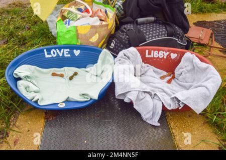 Londra, Inghilterra, Regno Unito. 22nd Dec, 2022. Lettini per cani per Amore e Libby. Gli attivisti per i diritti degli animali hanno organizzato una protesta al di fuori della sede centrale del Cambridgeshire Constabulary di Huntingdon, chiedendo che la polizia liberi due cuccioli di beagle, chiamati Love e Libby, Che sono stati liberati dal gruppo Animal Rebellion due giorni prima, quando diversi attivisti si sono rotti e hanno liberato 18 cani dalla struttura MBR Acres che genera le aquile per esperimenti sugli animali. Due cuccioli rimangono con la polizia, e resta incerto che cosa intendono fare con loro. (Credit Image: © Vuk Valcic/ZUMA Press Wire) Foto Stock