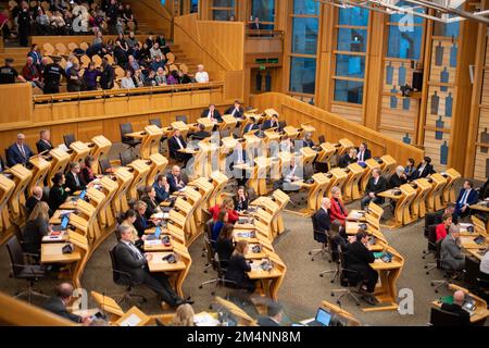 Edimburgo, Scozia, Regno Unito. 22nd Dec, 2022. NELLA FOTO: Reazioni all'interno della camera di discussione dopo la fase 3 del progetto di legge passa sulla riforma del riconoscimento di genere (Scozia), dove le persone che stanno cercando di ottenere un certificato di riconoscimento di genere (GRC) utilizzando l'ID personale, non hanno bisogno di ottenere alcun rapporto medico per ottenere il loro GRC. Credit: Colin D Fisher Credit: Colin Fisher/Alamy Live News Foto Stock