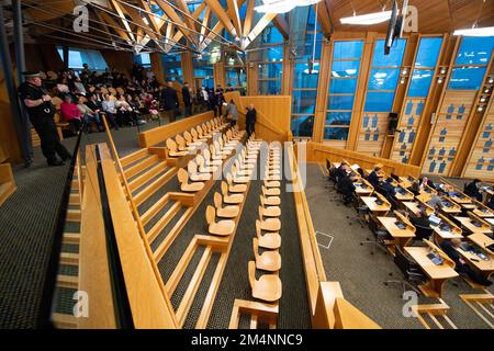 Edimburgo, Scozia, Regno Unito. 22nd Dec, 2022. NELLA FOTO: La tribuna pubblica, occupata principalmente da attivisti favorevoli ai diritti delle donne, è stata svuotata lasciando una banca di seggi vuoti. Reazioni all’interno dell’aula di discussione dopo il passaggio del progetto di legge sulla riforma del riconoscimento di genere (Scozia), relativo alla fase 3. Credit: Colin D Fisher Credit: Colin Fisher/Alamy Live News Foto Stock