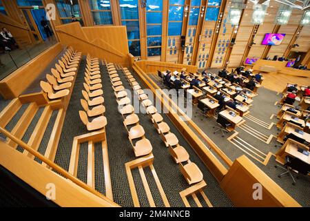 Edimburgo, Scozia, Regno Unito. 22nd Dec, 2022. NELLA FOTO: La tribuna pubblica, occupata principalmente da attivisti favorevoli ai diritti delle donne, è stata svuotata lasciando una banca di seggi vuoti. Reazioni all’interno dell’aula di discussione dopo il passaggio del progetto di legge sulla riforma del riconoscimento di genere (Scozia), relativo alla fase 3. Credit: Colin D Fisher Credit: Colin Fisher/Alamy Live News Foto Stock