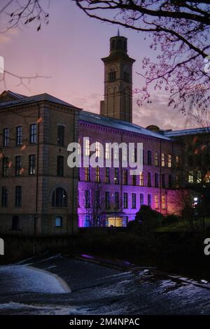 Costruzione di nuovi mulini, parte di Salts Mills a Saltaire, Shipley vicino a Bradford, West Yorkshire all'alba. Parte dell'iconico villaggio di Saltaire Foto Stock