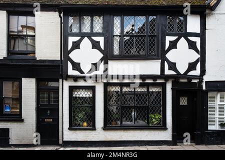 East Sussex, Regno Unito, settembre 2022, vista su una facciata di una tipica casa vecchia nella città medievale di Rye Foto Stock