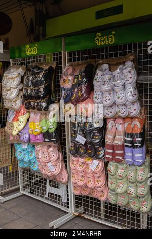Bangkok, Thailandia. Novembre 16, 2022. Scarpe e sandali in vendita per strada a Bangkok, Thailandia Foto Stock