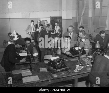 Funzionari - il sig. Barry Bingham, capo della missione dell'EAC in Francia, visita le scuole. Fotografie dei programmi di Marshall Plan, mostre e personale Foto Stock