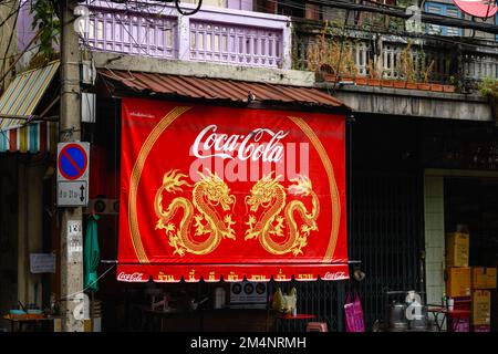 Bangkok, Thailandia. Novembre 16, 2022. Cartello rosso Coca Cola con due draghi a Chinatown Bangkok Foto Stock