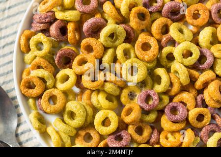 Frutta fatta in casa Loop cereali con latte intero Foto Stock