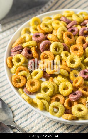 Frutta fatta in casa Loop cereali con latte intero Foto Stock