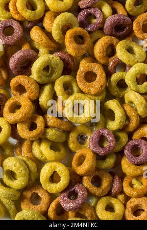 Frutta fatta in casa Loop cereali con latte intero Foto Stock