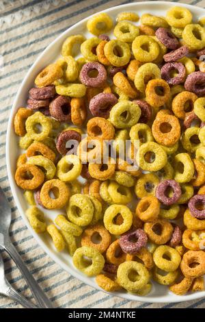 Frutta fatta in casa Loop cereali con latte intero Foto Stock