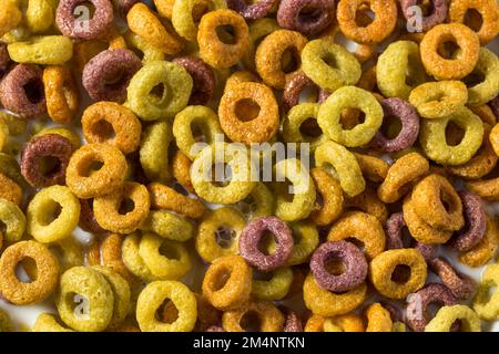 Frutta fatta in casa Loop cereali con latte intero Foto Stock