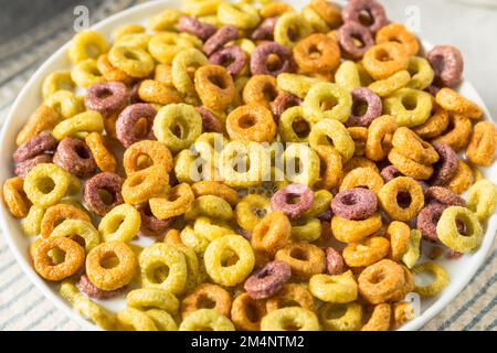 Frutta fatta in casa Loop cereali con latte intero Foto Stock