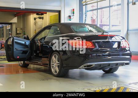 Brema, Germania 2013. Mercedes Benz auto in attesa di fronte alla stazione diagnostica, fabbrica di Brema Foto Stock