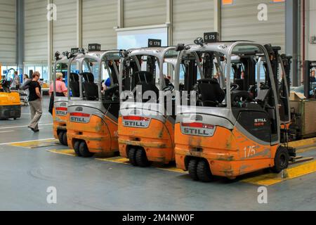 Brema, Germania 2013. Carrelli elevatori a forche a batteria ancora in piedi nella fabbrica Mercedes di Brema Foto Stock