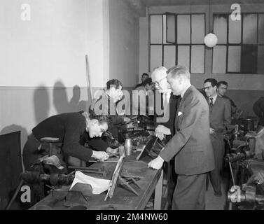 Funzionari - il sig. Barry Bingham, capo della missione dell'EAC in Francia, visita le scuole. Fotografie dei programmi di Marshall Plan, mostre e personale Foto Stock