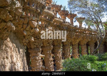 Creazioni di Gaudi nel Parco Guell, a Barcellona, Spagna Foto Stock