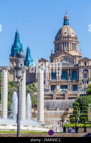 Vista del Palazzo Nazionale di Montjuic sulla Fontana Magica di Montjuic, Barcellona, Spagna Foto Stock