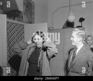 Funzionari - il sig. Barry Bingham, capo della missione dell'EAC in Francia, visita le scuole. Fotografie dei programmi di Marshall Plan, mostre e personale Foto Stock