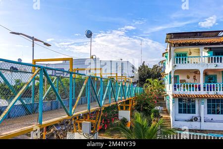 Ponte pedonale passaggio pedonale passerella passerelle skyway con vista panoramica a Zicatela Puerto Escondido Oaxaca Messico. Foto Stock