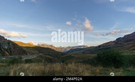 Paesaggio a barranco del bacarizal nei Pirenei al confine francese e spagnolo durante il tramonto, Frontera del Portalet, Huesca, Spagna Foto Stock