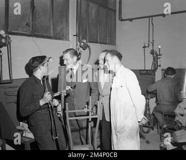 Funzionari - il sig. Barry Bingham, capo della missione dell'EAC in Francia, visita le scuole. Fotografie dei programmi di Marshall Plan, mostre e personale Foto Stock