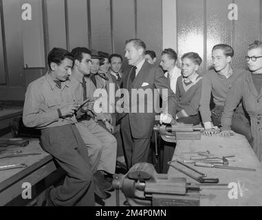 Funzionari - il sig. Barry Bingham, capo della missione dell'EAC in Francia, visita le scuole. Fotografie dei programmi di Marshall Plan, mostre e personale Foto Stock