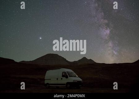 La Via Lattea e il pianeta Giove nel cielo notturno su camper van nei Pirenei, Gavarnie, col de Tentes, Nouvelle-Aquitaine, Francia Foto Stock