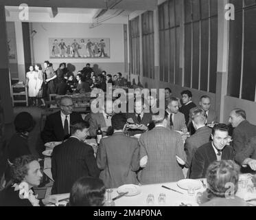 Funzionari - il sig. Barry Bingham, capo della missione dell'EAC in Francia, visita le scuole. Fotografie dei programmi di Marshall Plan, mostre e personale Foto Stock