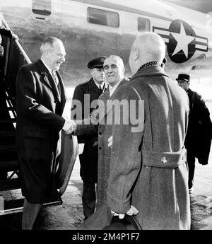 Arrivo di Acheson alla Conferenza NATO con la delegazione degli Stati Uniti. Fotografie dei programmi di Marshall Plan, mostre e personale Foto Stock