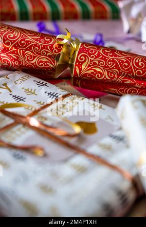 Cracker di Natale e regali Foto Stock