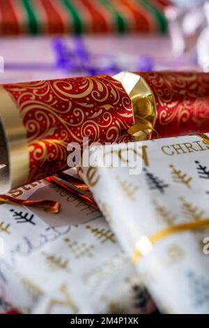 Cracker di Natale e regali Foto Stock
