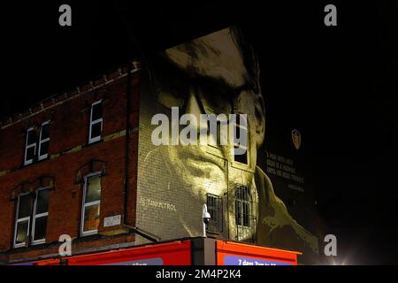 Un murale dell'ex manager di Leeds United, Marcelo Bielsa, sull'estremità a timpano di un edificio in Hyde PRK, Leeds, West Yorkshire, Regno Unito Foto Stock