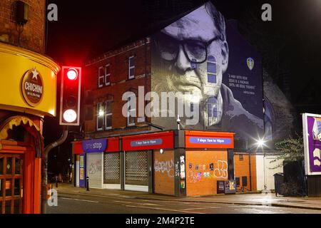 Un murale dell'ex manager di Leeds United, Marcelo Bielsa, sull'estremità a timpano di un edificio in Hyde PRK, Leeds, West Yorkshire, Regno Unito Foto Stock