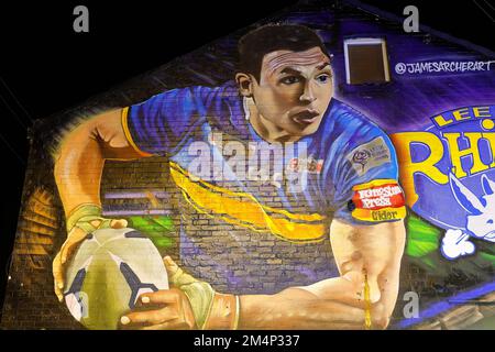 Un murale di Sir Kevin Sinfield, giocatore di Leeds Rhinos, su un'estremità a timpano nell'area di Headingley a Leeds. Creato dall'artista James Archer Foto Stock