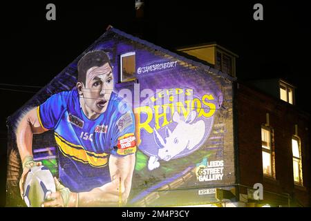 Un murale di Sir Kevin Sinfield, giocatore di Leeds Rhinos, su un'estremità a timpano nell'area di Headingley a Leeds. Creato dall'artista James Archer Foto Stock