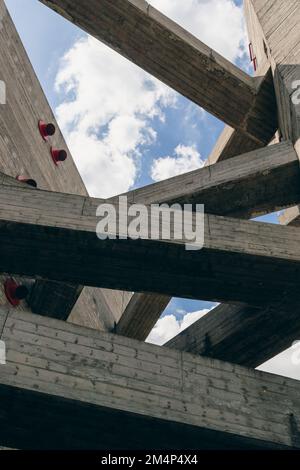 Uno scatto verticale delle passerelle del Centro Culturale SESC Pompeia a San Paolo, Brasile Foto Stock
