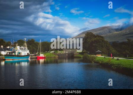 Bacino di Corpach vicino a Fort William con la doppia chiusura di Corpach che fornisce l'ingresso al canale di Caledonian. Lochaber, Highlands scozzesi, Scozia. Foto Stock