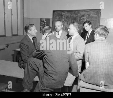 Funzionari - il sig. Barry Bingham, capo della missione dell'EAC in Francia, visita le scuole. Fotografie dei programmi di Marshall Plan, mostre e personale Foto Stock