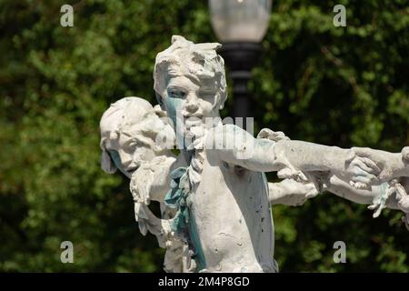 Indianapolis, Indiana - Stati Uniti - 29th luglio 2022: Scultura dalla fontana del memoriale di Depew completata in 1919 dagli artisti Alexander Stirling CA Foto Stock