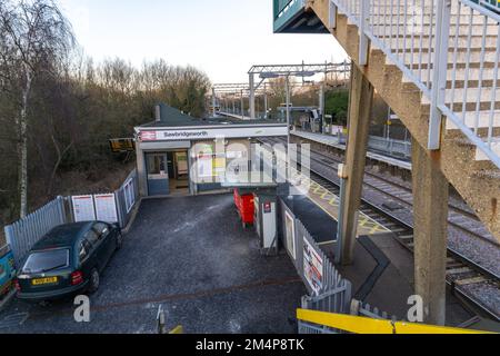 La biglietteria e il binario ferroviario più il ponte pedonale in cemento nella stazione ferroviaria di Sawbridgeworth Foto Stock